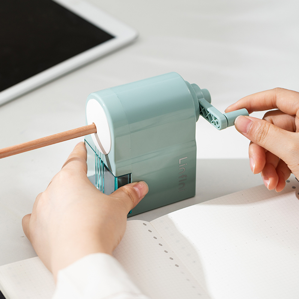 Точилка DELI "LINFINI" механическая, 1 отверстие, с контейнером, белая