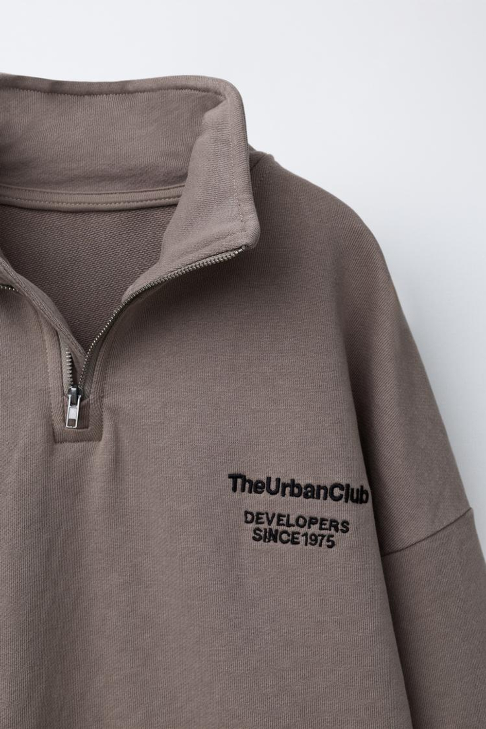 ZARA ТОЛСТОВКА ИЗ МЯГКОЙ ТКАНИ С НАДПИСЬЮ, СЕРО-КОРИЧНЕВЫЙ