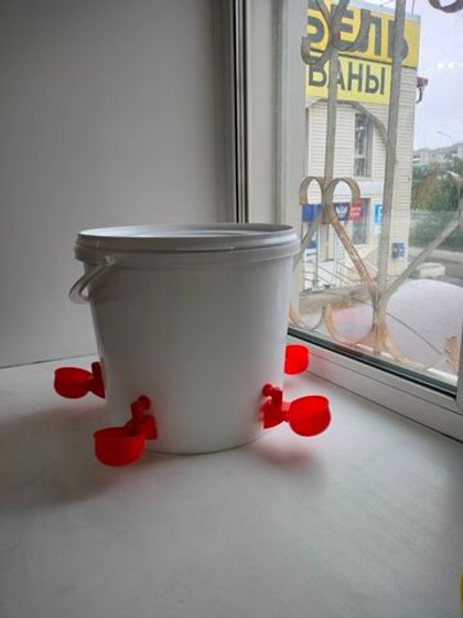 Ёмкость с чашеч. крас.поилками 18 (21) л