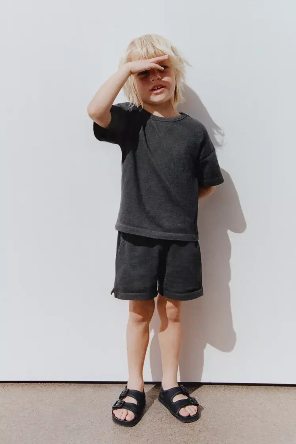 ZARA КОМПЛЕКТ ИЗ ОДНОТОННОЙ ФУТБОЛКИ И ШОРТОВ-БЕРМУДОВ, АНТРАЦИТОВО-СЕРЫЙ