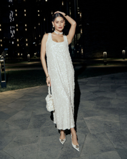 Платье в молочном цвете с пайетками