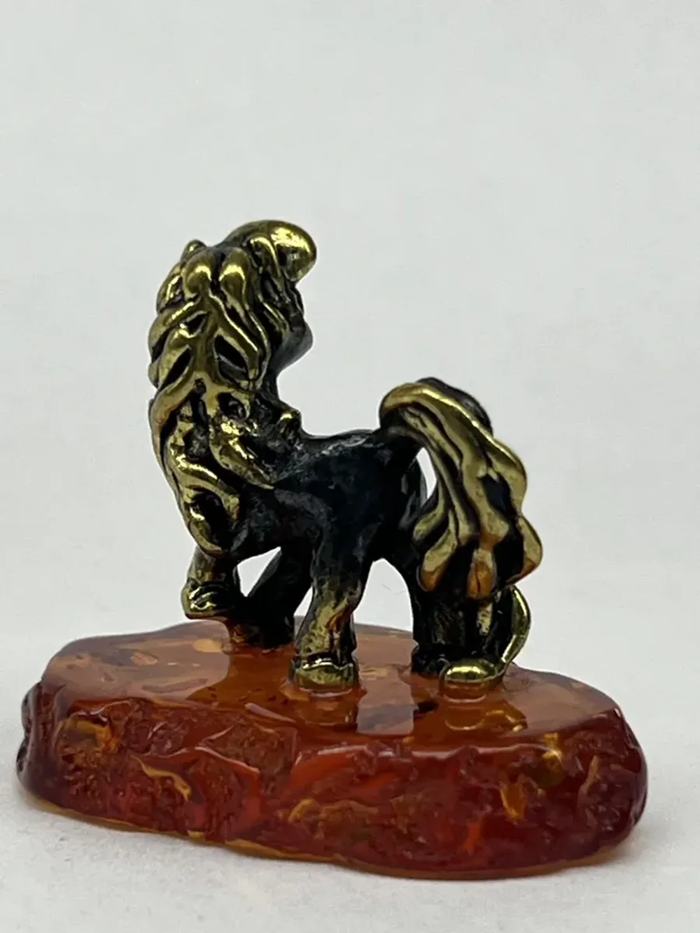 Бронзовая статуэтка на янтаре