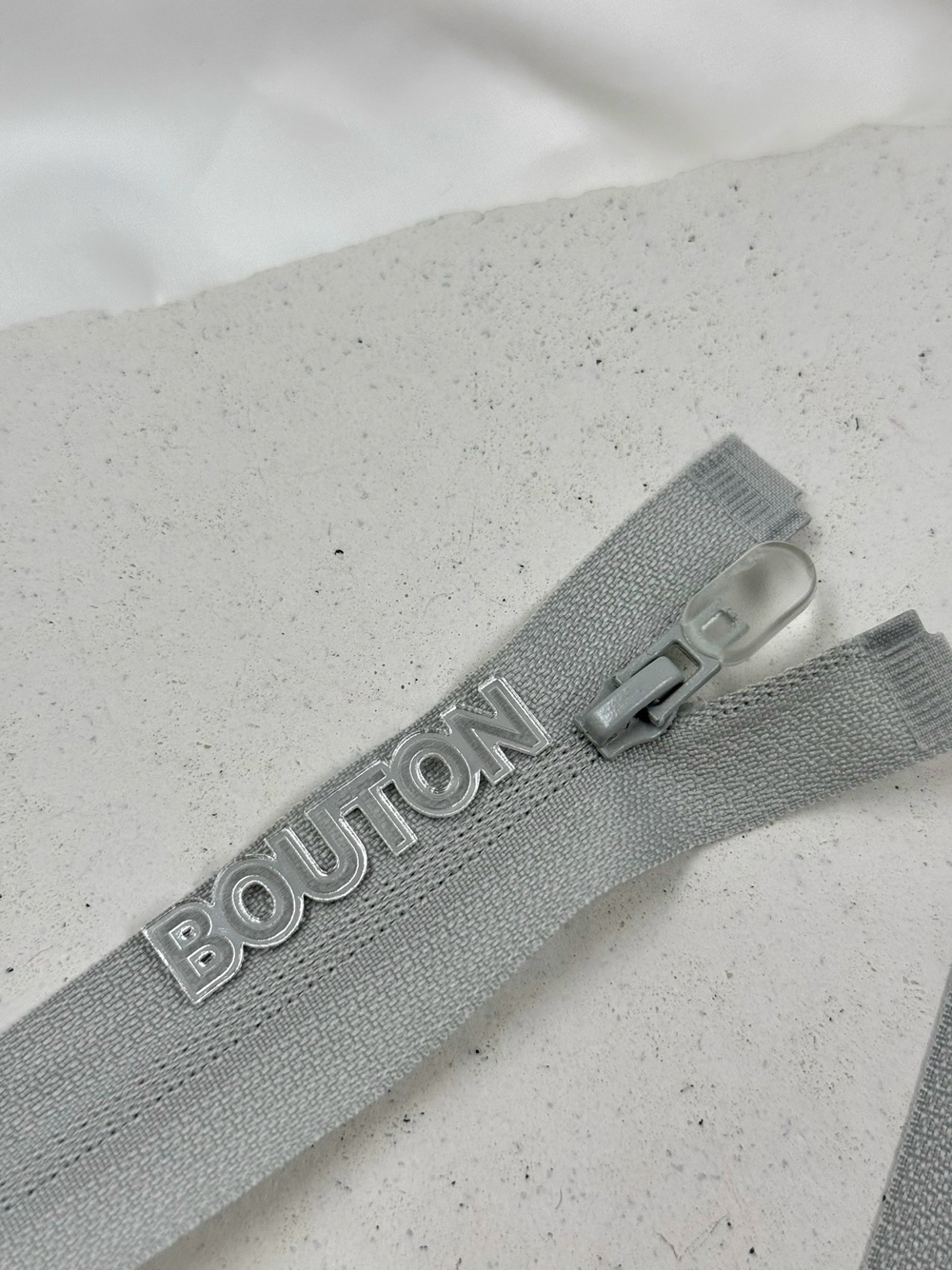 Молния потайная серо-голубая с прозрачным бегунком
