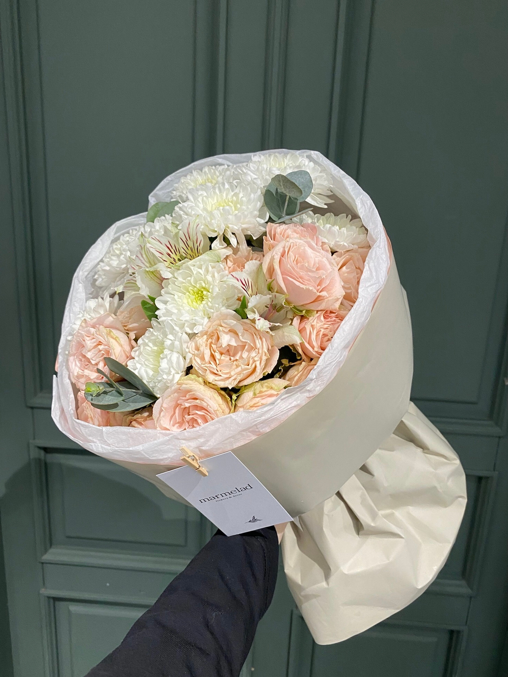 Сборный букет  с кустовой пионовидной розой и хризантемой  в оформлении