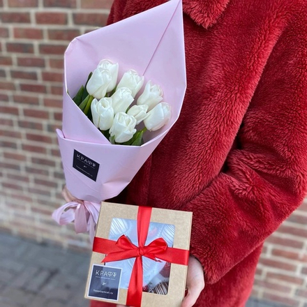 9 тюльпанов+ коробочка на 9 клубник в шоколаде