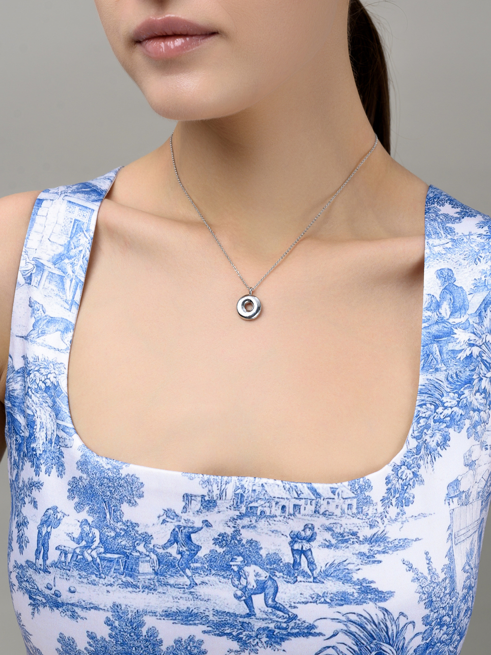 Колье с буквой О