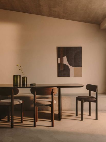 Стул Nebai из черной синели с каркасом из массива дуба и черной отделкой FSC MIX Credit Испания La Forma