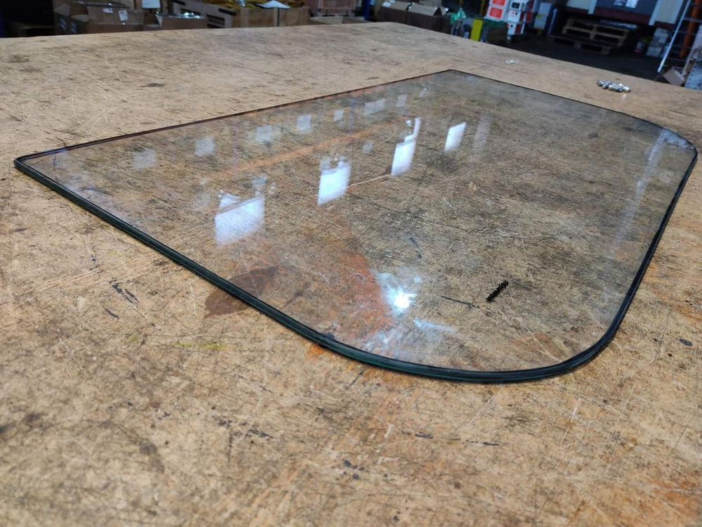 Стекло лобовое нижнее Komatsu PC200-7/8