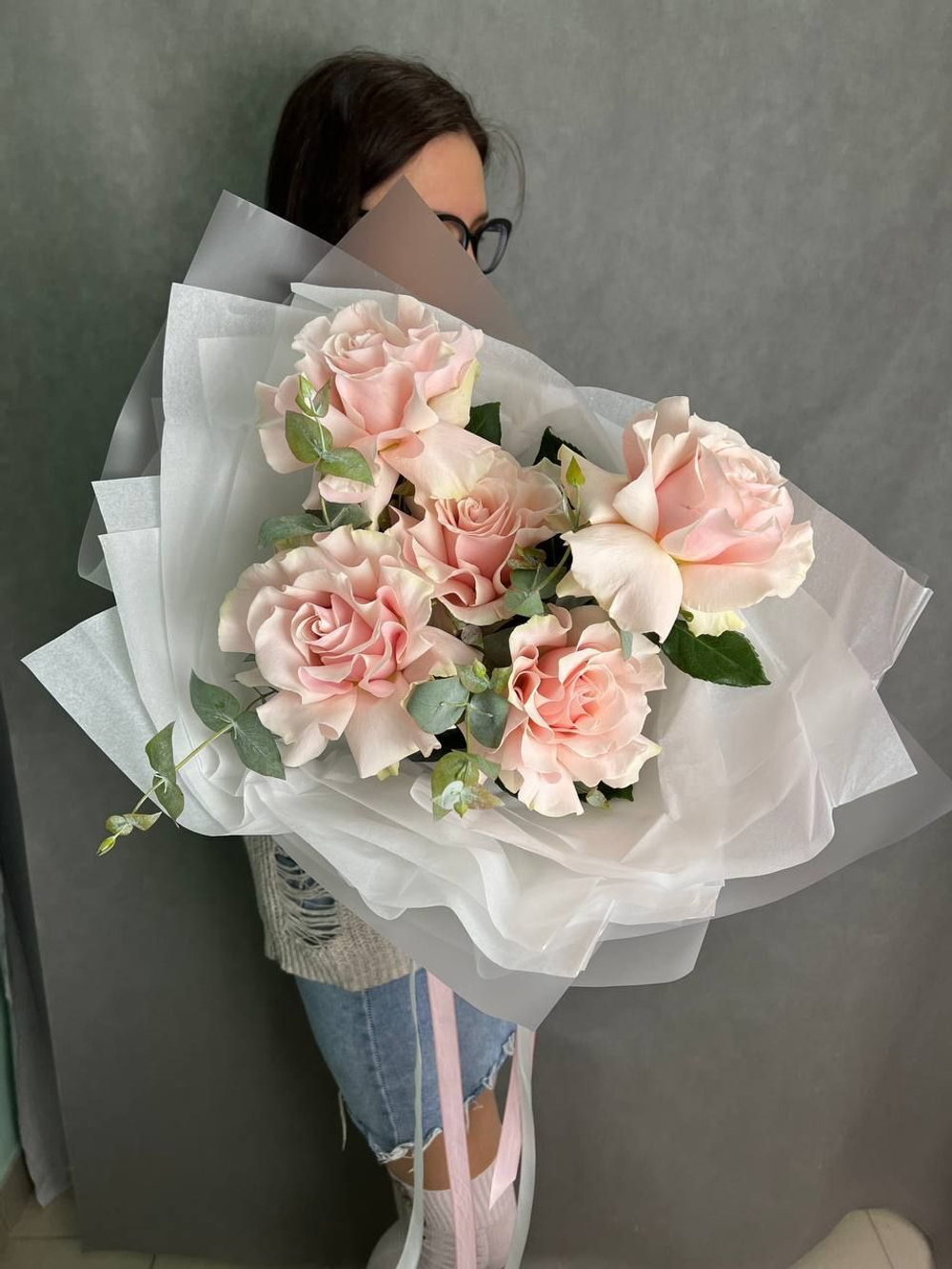 Французская роза нежно розовая с эвкалиптом, 3 штуки