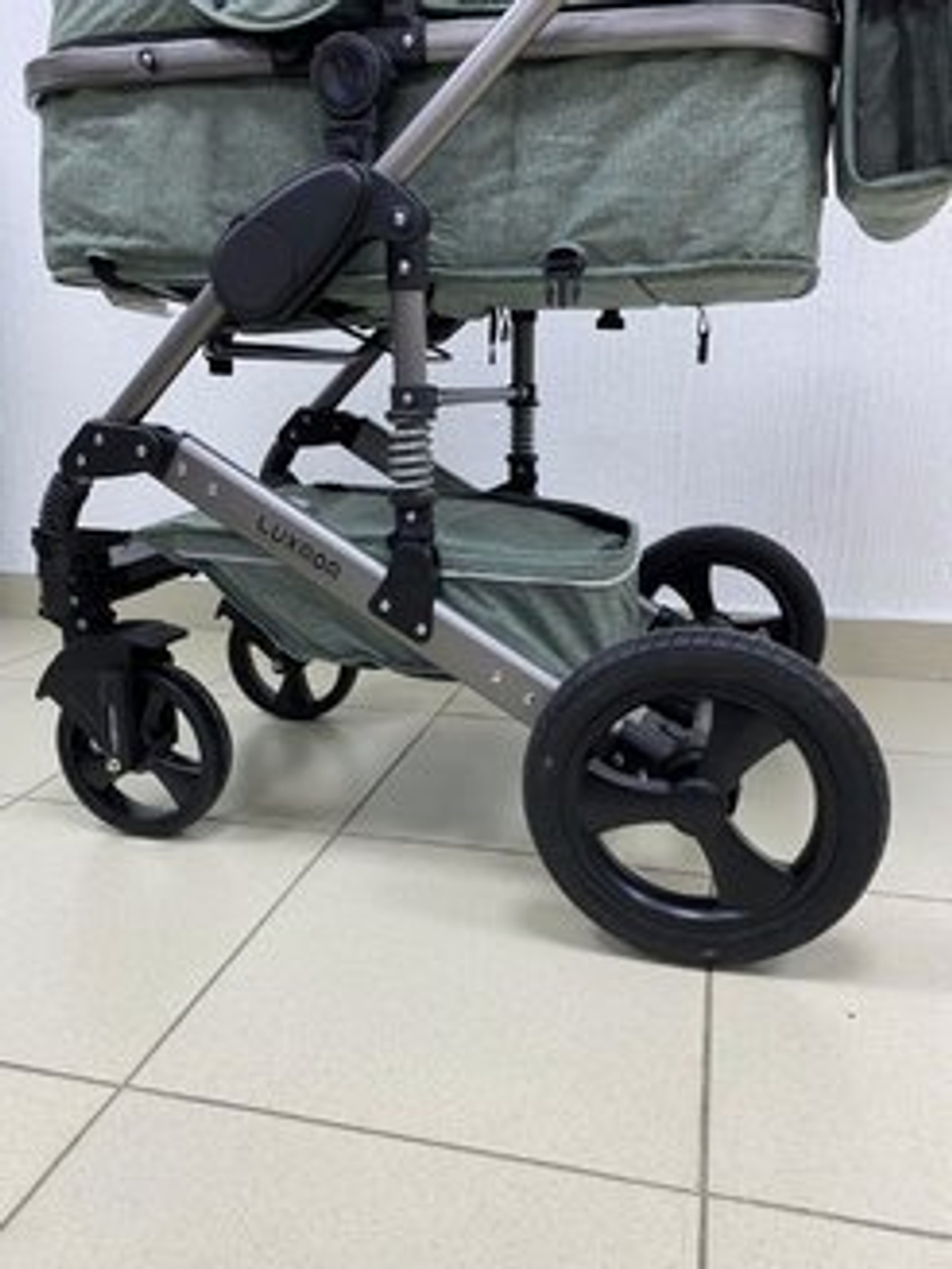 Коляска-трансформер LUXMOM 555-W 2В1 зеленый текстиль