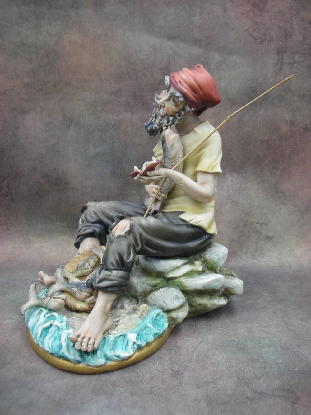 Статуэтка. Фарфор. Разговор рыбака и рыбы. Capodimonte. Италия