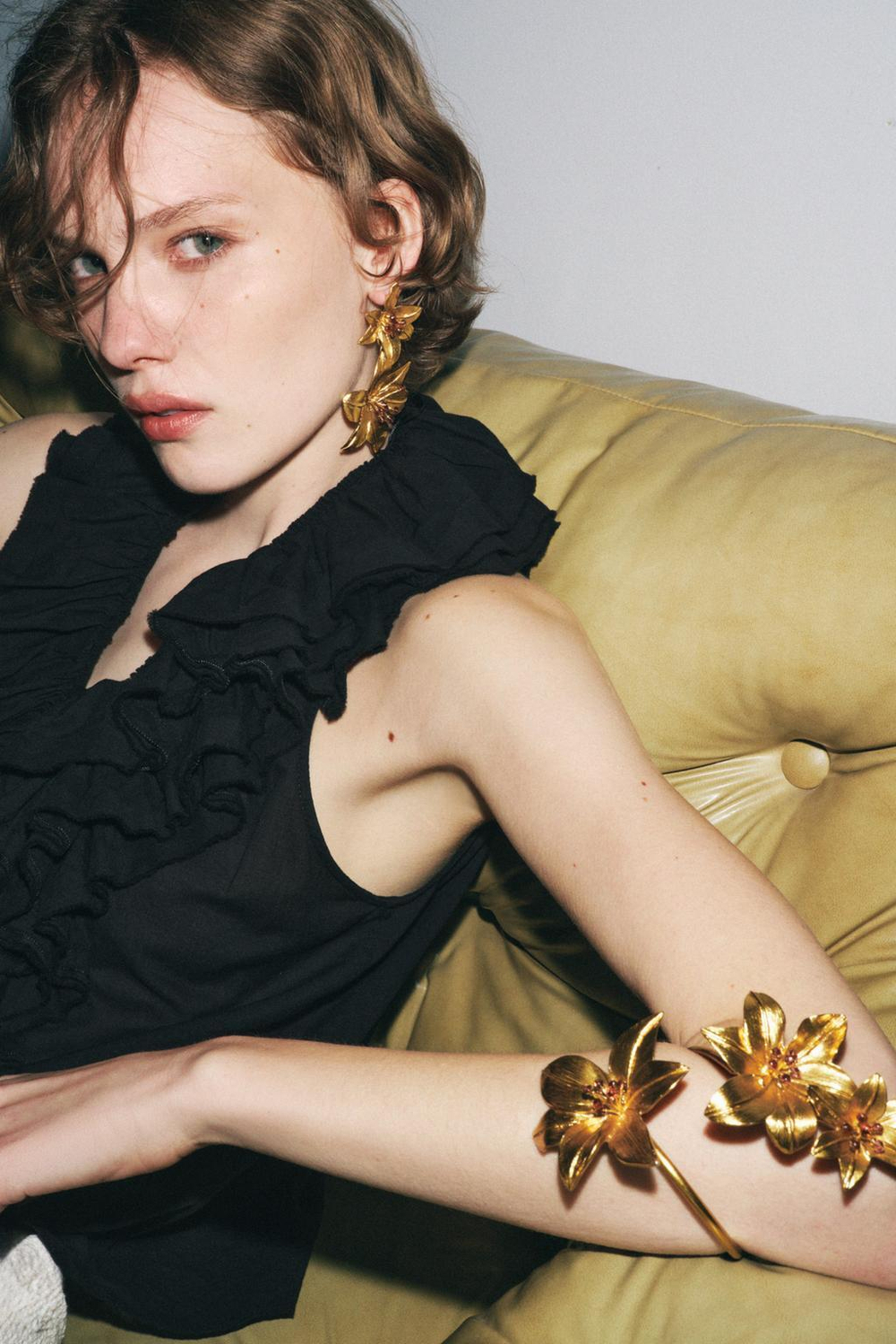 ZARA СЕРЬГИ С ЦВЕТАМИ, ЗОЛОТИСТЫЙ