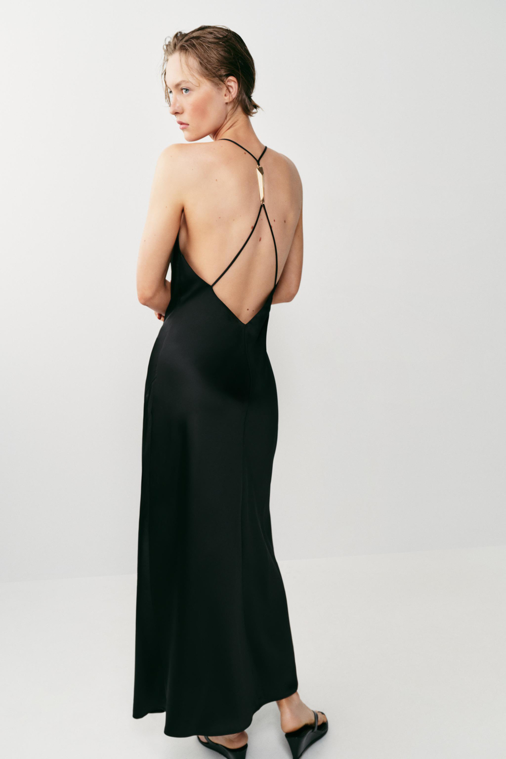 ZARA АТЛАСНОЕ ПЛАТЬЕ С ФУРНИТУРОЙ НА СПИНКЕ, ЧЕРНЫЙ