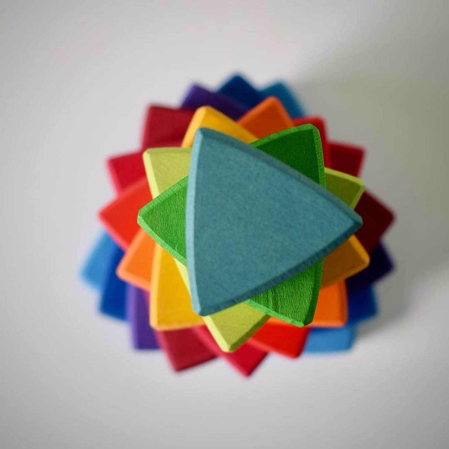 Деревянная пирамидка - первая развивающая игрушка ребенка