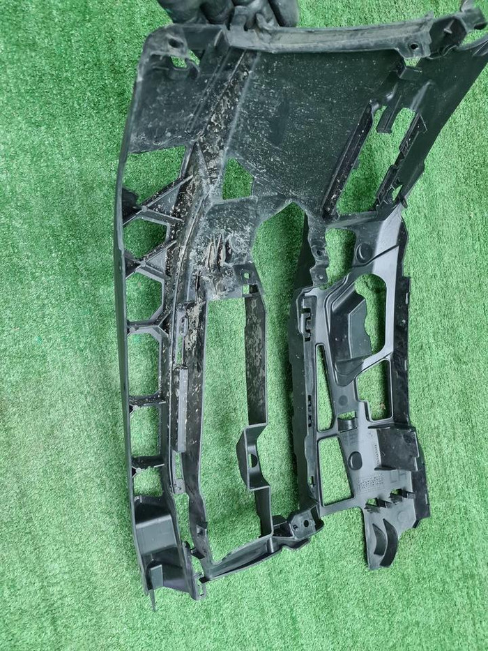 Кронштейн переднего бампера BMW 5er G30 (17-20)