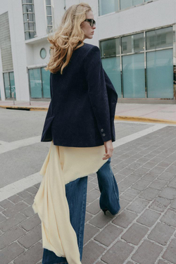 ZARA БЛЕЙЗЕР ИЗ ВЕЛЬВЕТА С ПОДПЛЕЧНИКАМИ, МОРСКОЙ СИНИЙ