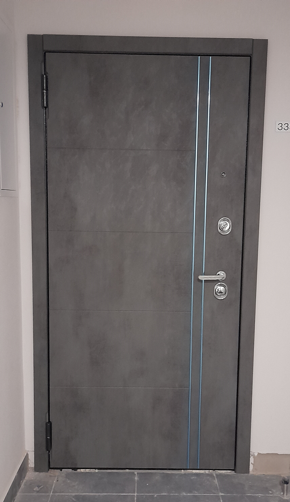 Входная дверь Аргус Люкс 3К 2П Лофт бетон темный / Каролина Экошпон эмаль белая