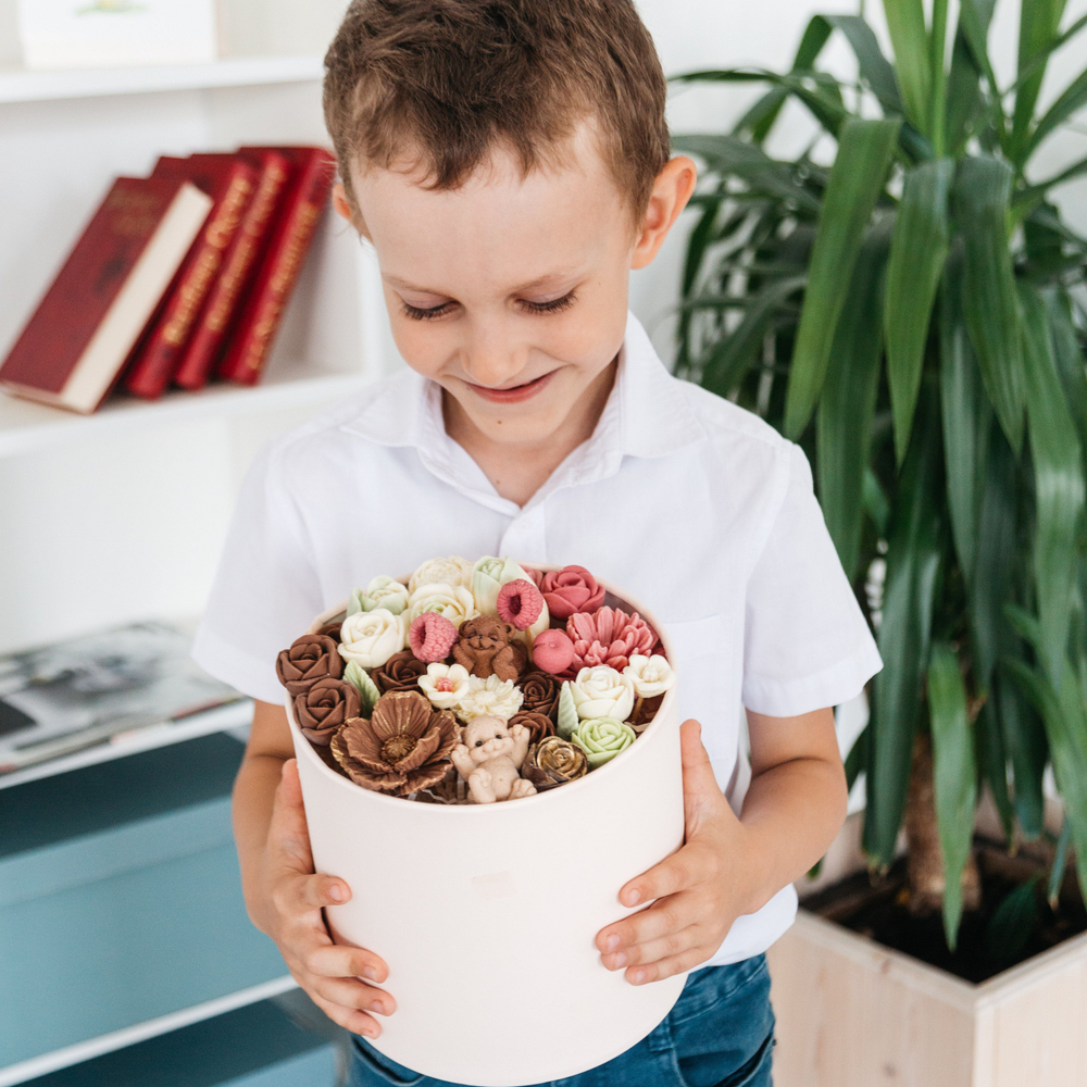 Шоколадный букет в коробке "Вкус Любви" с фигурками мишки ассорти цветов из шоколада, подарок на 8 марта, на День Рождения .