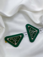 Логотип металлический Прад. зеленый на коже серебро