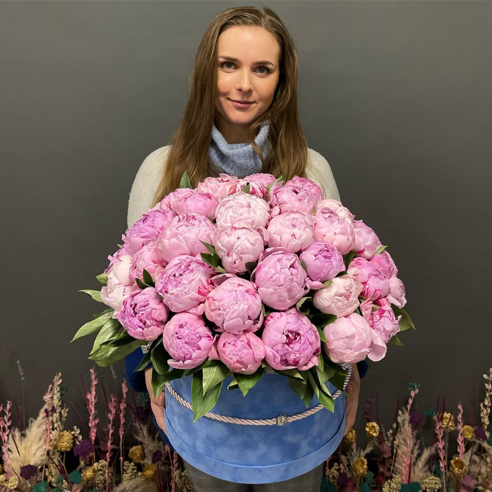 Букет из 51 пиона в голубом бархате