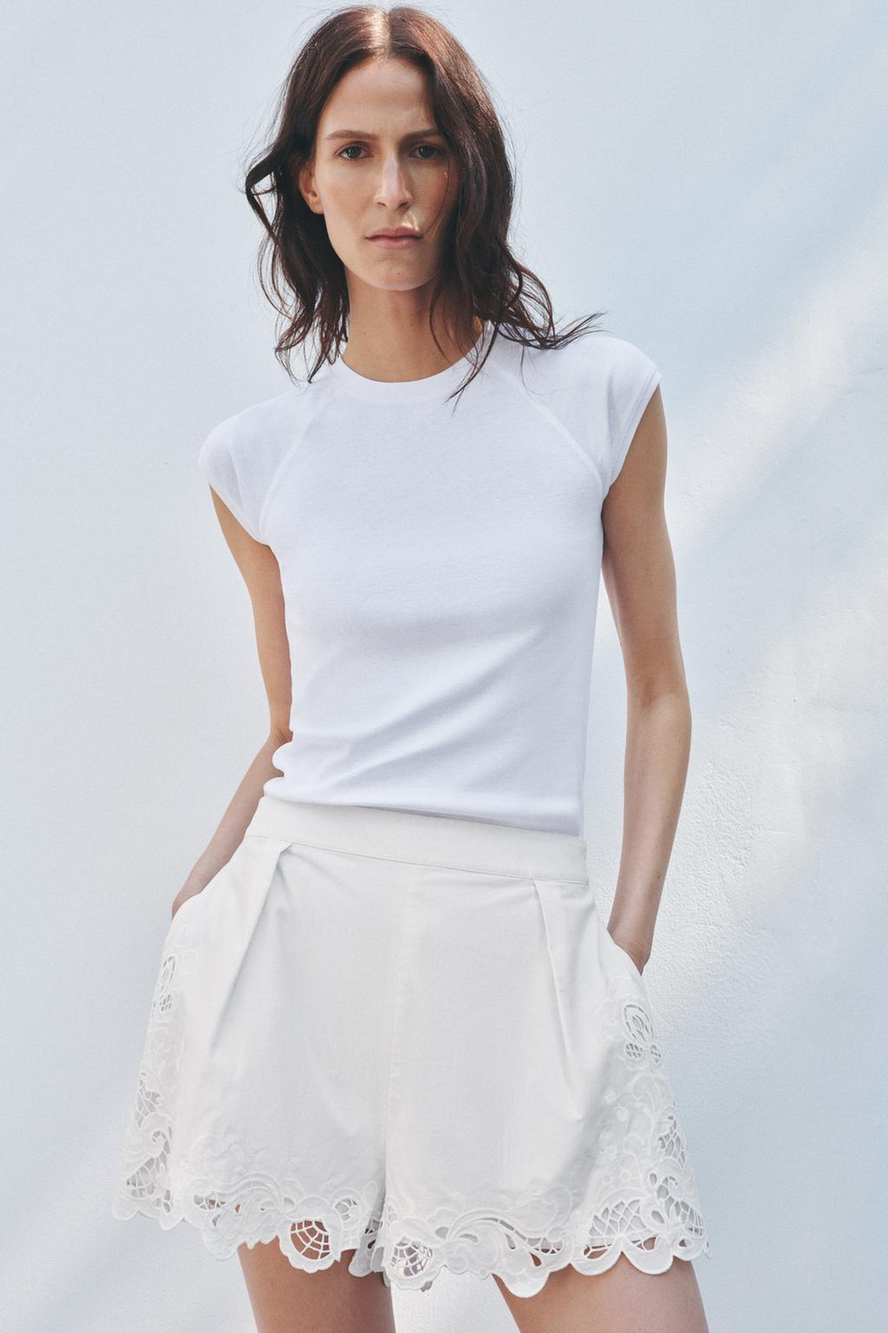 ZARA ФУТБОЛКА ИЗ ХЛОПКА С ЭФФЕКТОМ ПОТЕРТОСТИ, БЕЛЫЙ