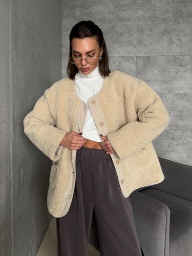 Бежевая куртка из эко-меха с капюшоном