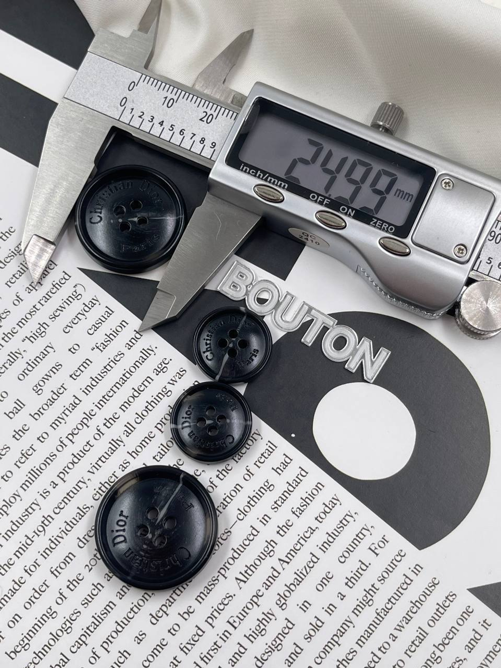 Пуговицы Диор. на прокол черные с полупрозрачными прожилками