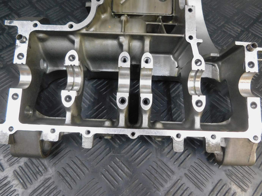 Верхняя часть картера Kawasaki ZZR 400 98 053020