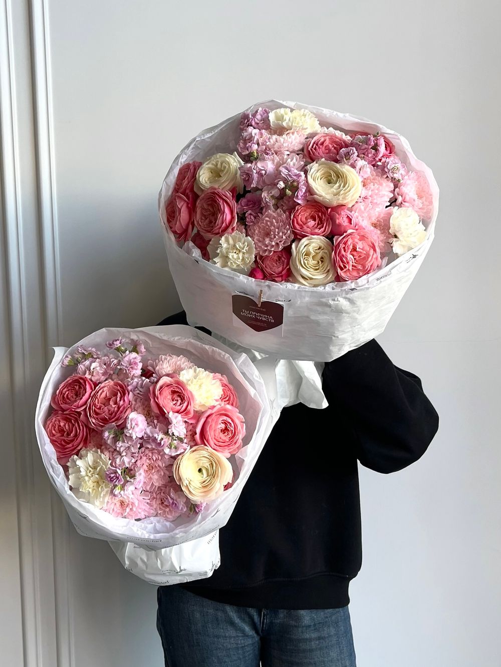 Сборный букет из хризантемы, маттиолы, кустовых пионовидных роз и диантусов роз - размер S