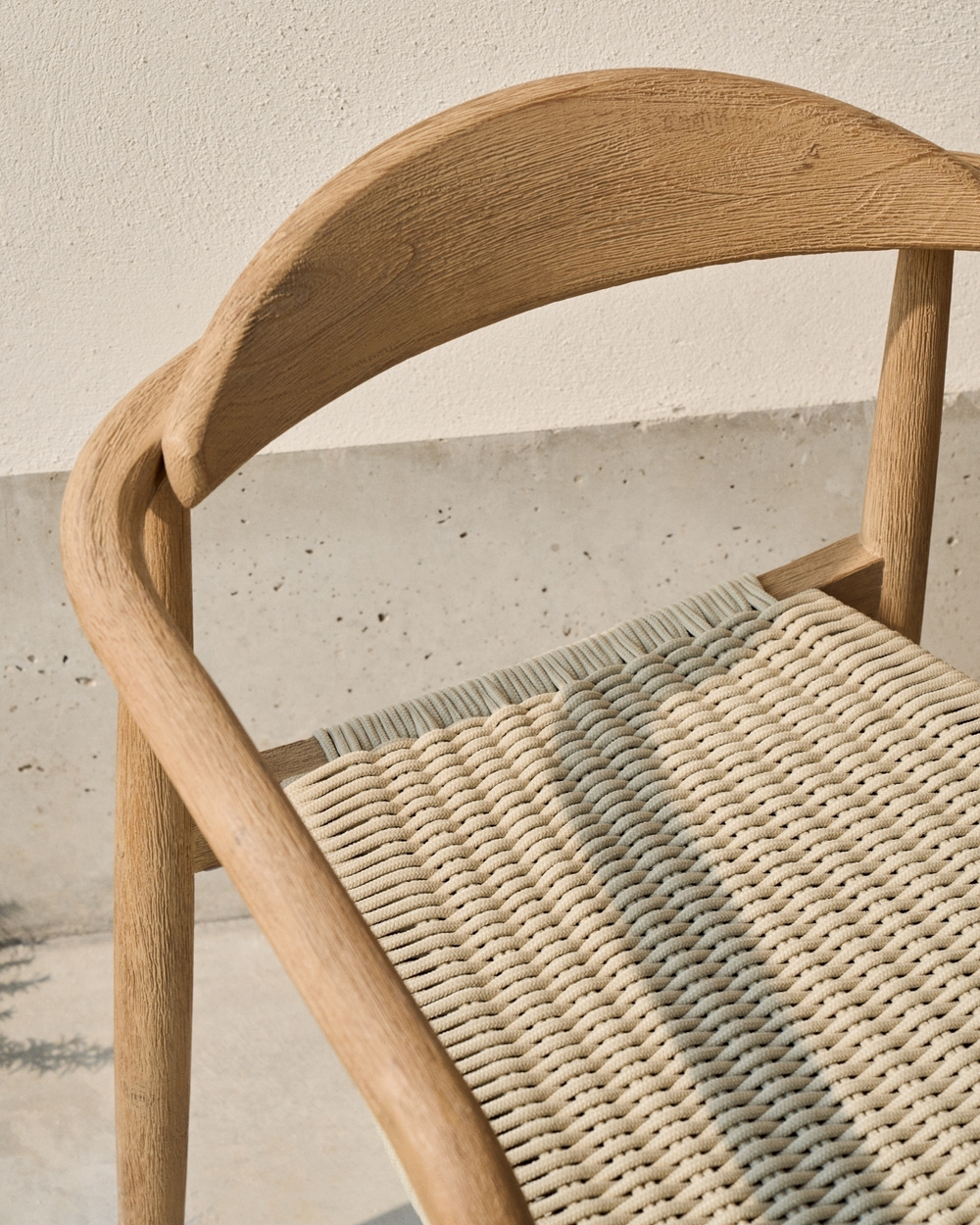 Уличный стул Nina из 100% массива акации и веревки цвета экрю