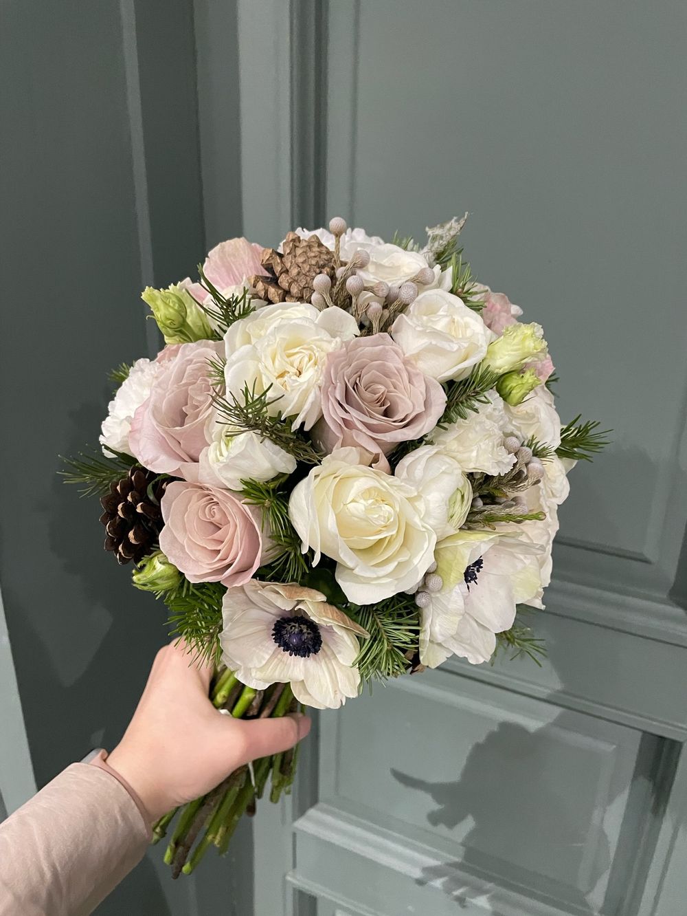 Свадебный букет из ранункулюсов, анемонов, брунии и одноголовых роз