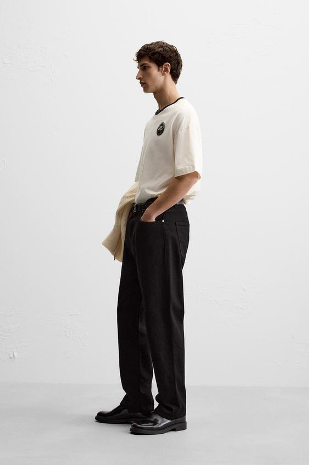 ZARA ФУТБОЛКА С КОНТРАСТНЫМ ПРИНТОМ, ЖЕЛТОВАТО-БЕЛЫЙ