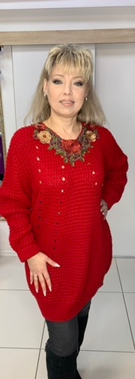 Теплый красный свитер крупной вязки