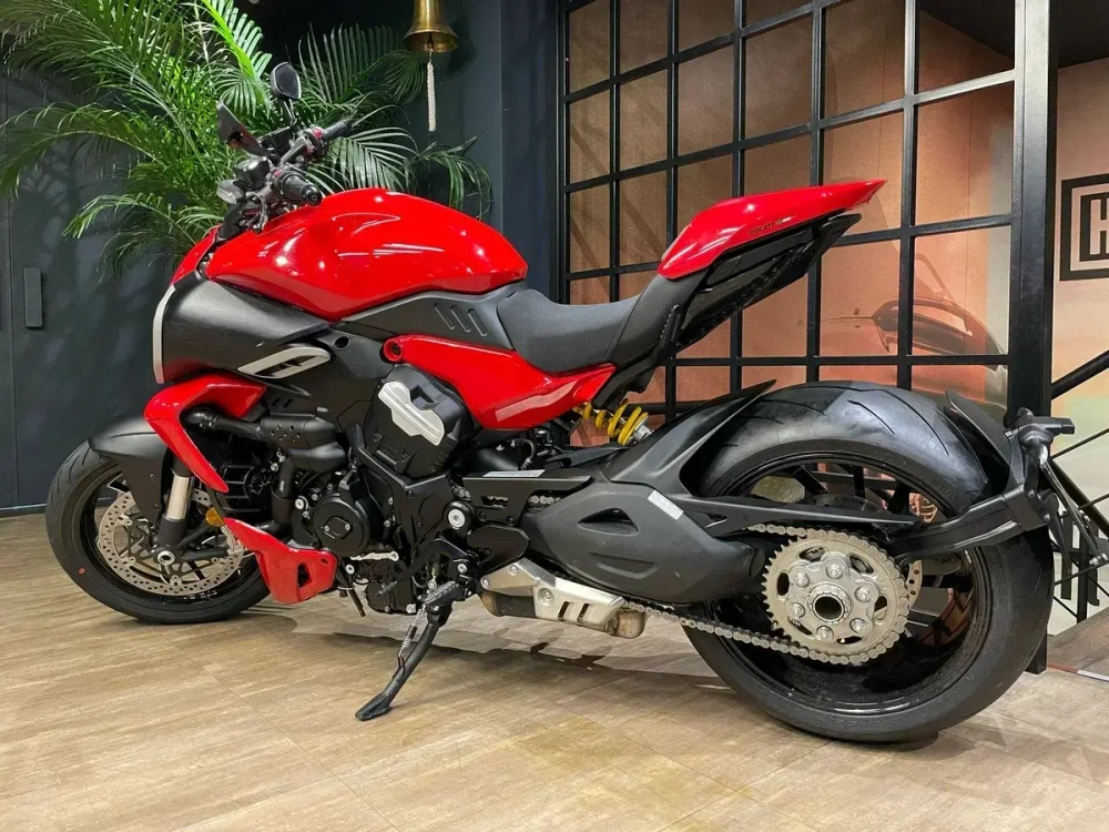 Ducati Diavel V4 (2025) RED