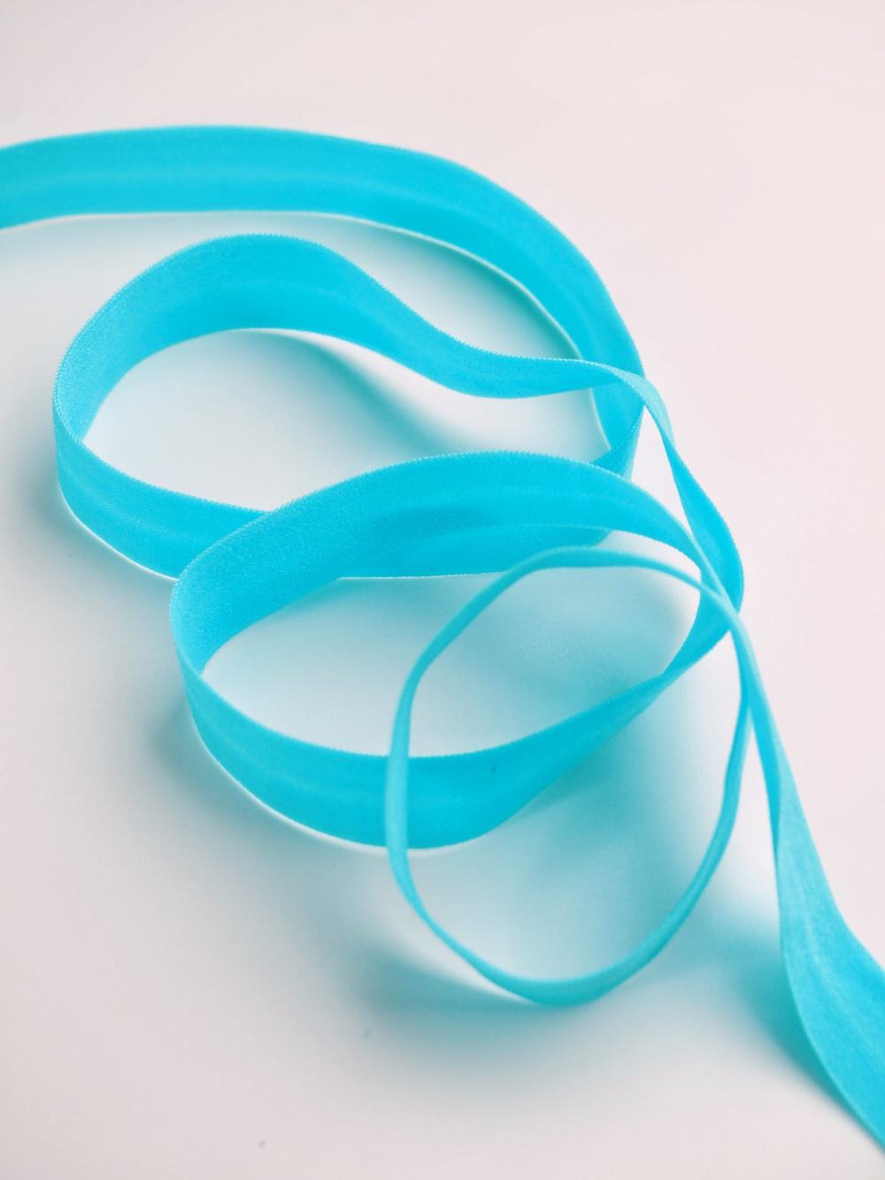 Бейка эластичная ярко-голубая матовая ширина 15 мм