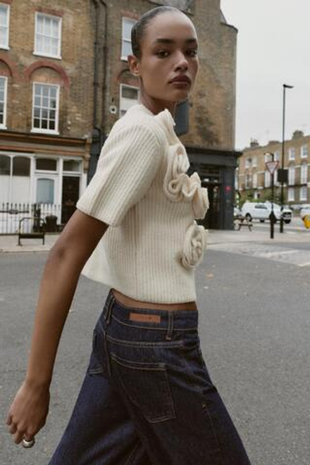 ZARA ДЖЕМПЕР ИЗ РЕЛЬЕФНОГО ТРИКОТАЖА С ЦВЕТАМИ, ЭКРЮ