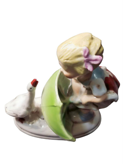 Статуэтка "Девочка с зонтиком и гусем" Lippelsdorf