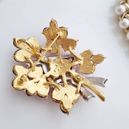 Брошь из кабошонов