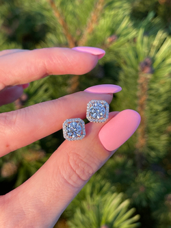 Серьги-гвоздики белый квадрат в белой обсыпке