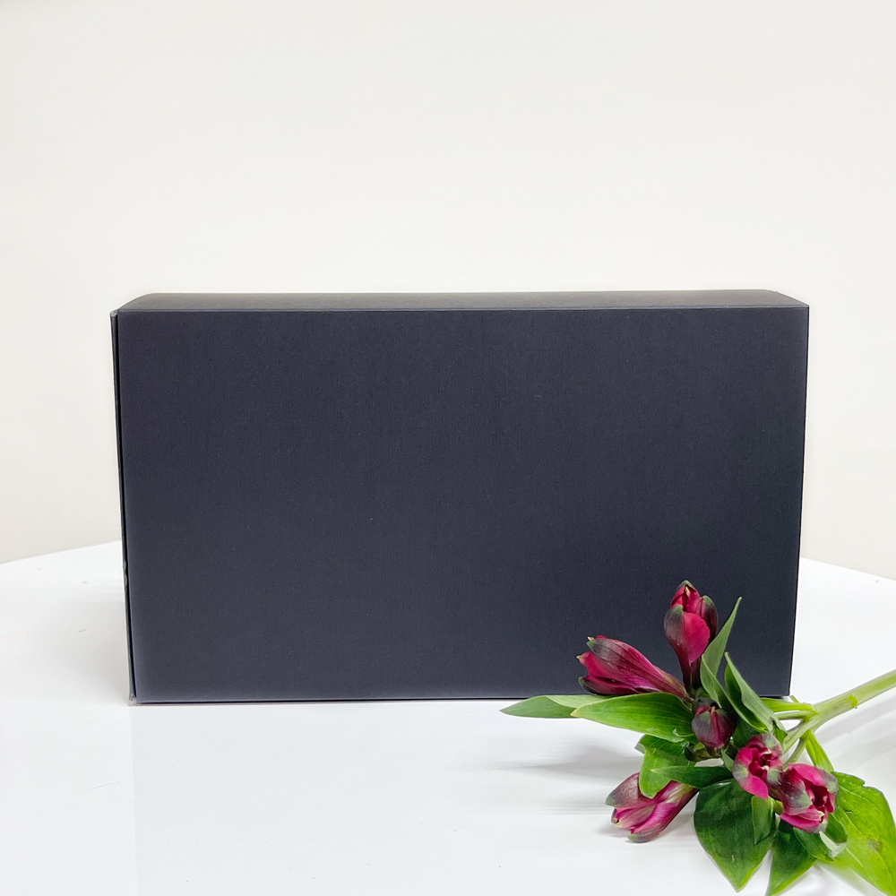 Бокс с наполнением красного цвета