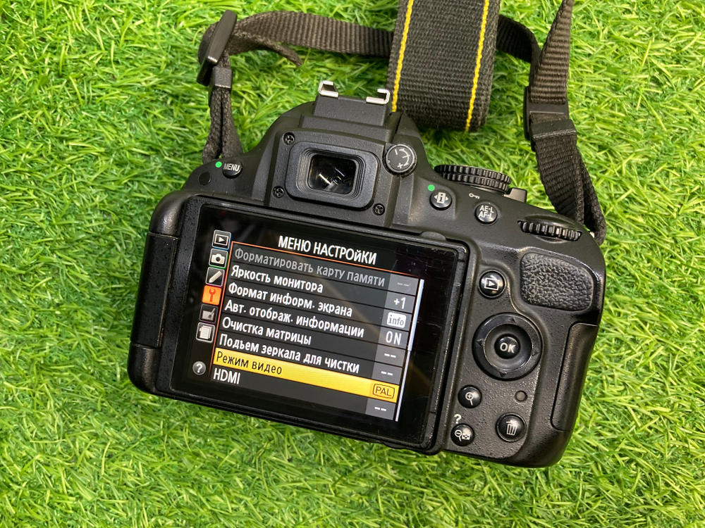 Nikon D5100 + 18-55mm ED II