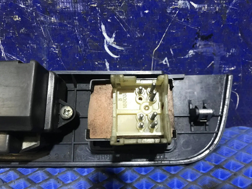 Блок управления стеклоподъемниками TOYOTA HILUX SURF 1992