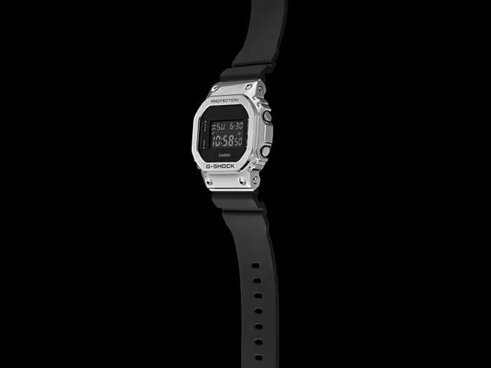 Часы Casio GM-5600-1ER