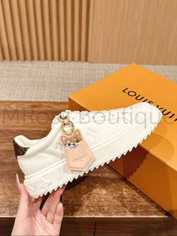 Женские кеды Louis Vuitton Time Out в белом цвете с брелком