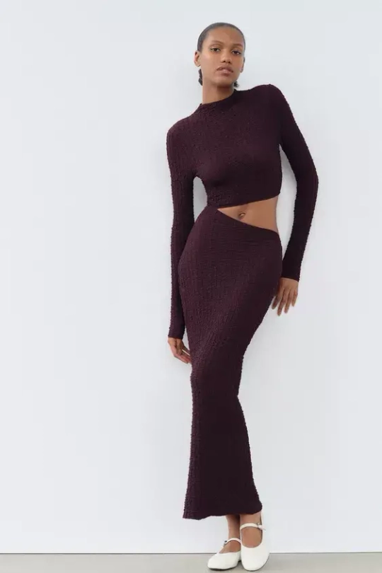 ZARA ПЛАТЬЕ ИЗ РЕЛЬЕФНОЙ ТКАНИ С ВЫРЕЗОМ, ТЕМНО-ЛИЛОВЫЙ