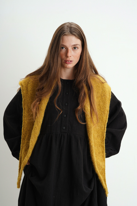 Косынка из альпака горчичного цвета