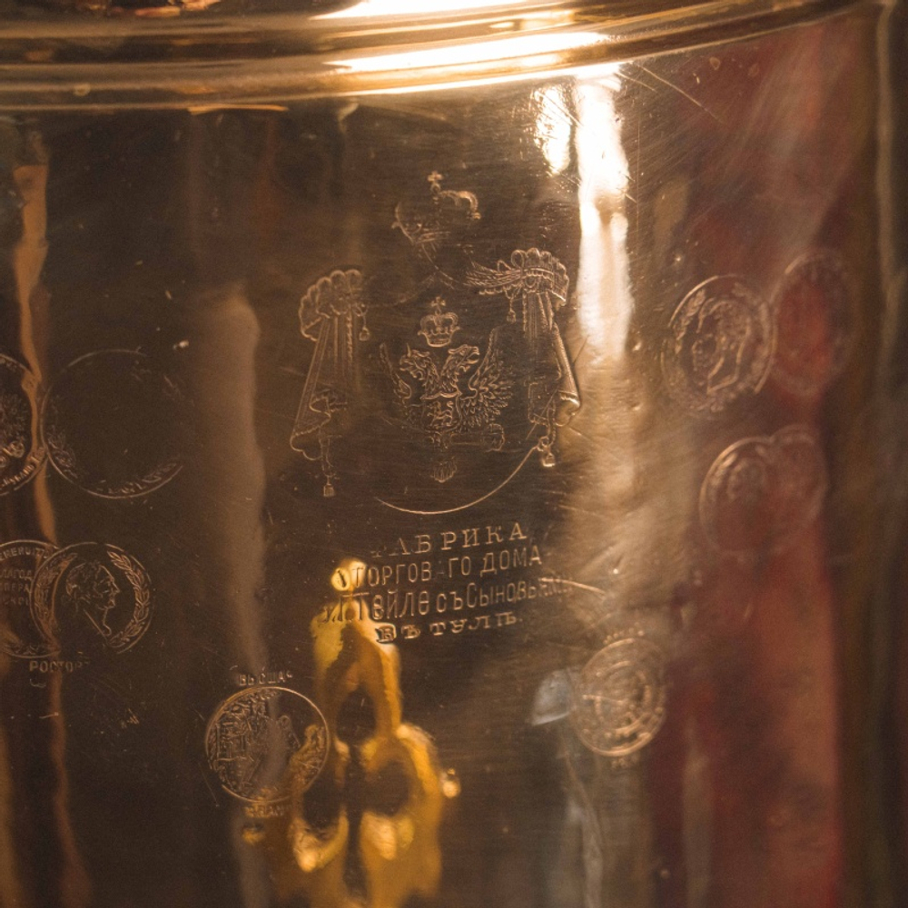 Старинный русский самовар в форме «Цилиндра»