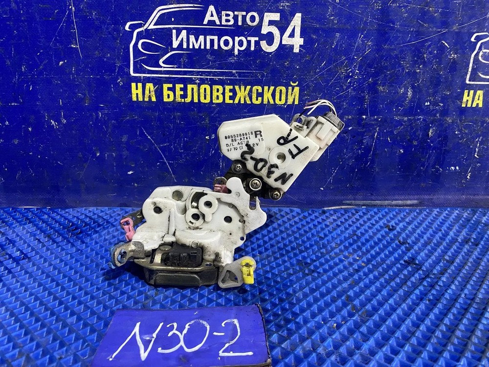 Замок двери передней правой NISSAN R'NESSA 1997