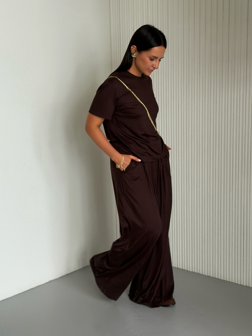 Костюм с силуэтной футболкой в шоколадном цвете