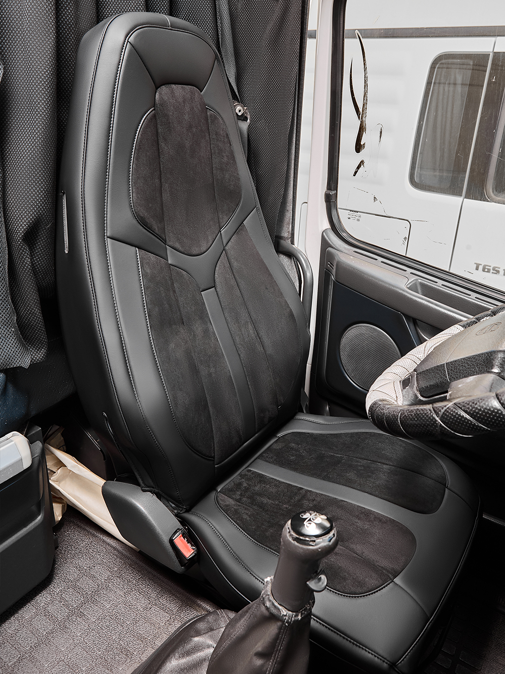 Чехлы Люкс VOLVO FH-13 после 2018 года: водитель от сиденья, пассажир от стойки кабины (один вырез под ремень) (экокожа, черный, черная вставка)